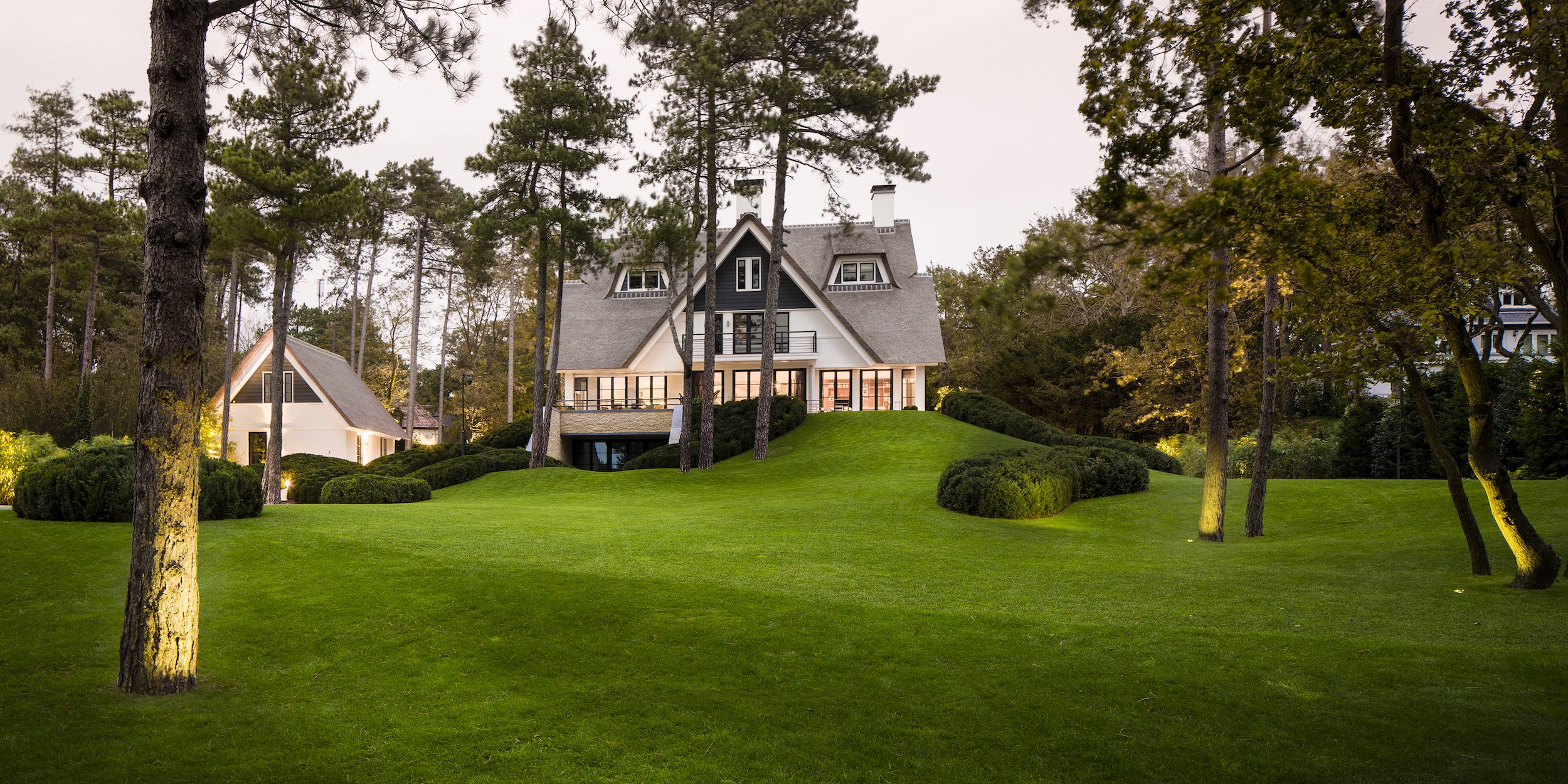 Light and darkness inspire Lars Mallant to rediscover every landscape as darkness falls. Only this way you can surprise, amaze and awe.